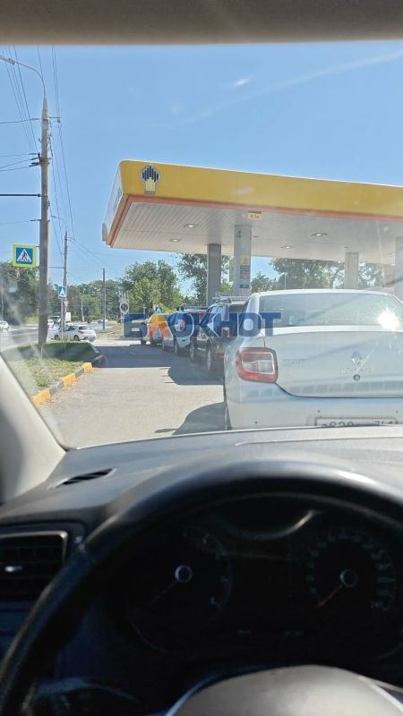 Кто рано встает, тот очередь на заправку в Ростове занимает: люди стоят на АЗС с 5:30 утра Кто рано встает, тот очередь на заправку в Ростове занимает: люди стоят на АЗС с 5:30 утра