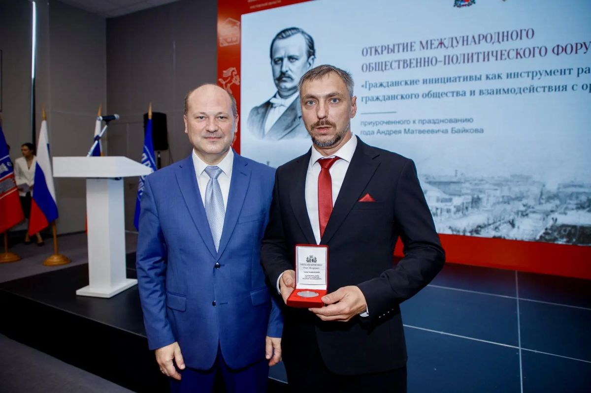 Александр Скрябин: Объединиться ради строительства детской площадки, беседки во дворе, помощи соседу — вот где начинается настоящее гражданское общество Александр Скрябин: Объединиться ради строительства детской площадки, беседки во дворе, помощи соседу — вот где начинается настоящее гражданское общество