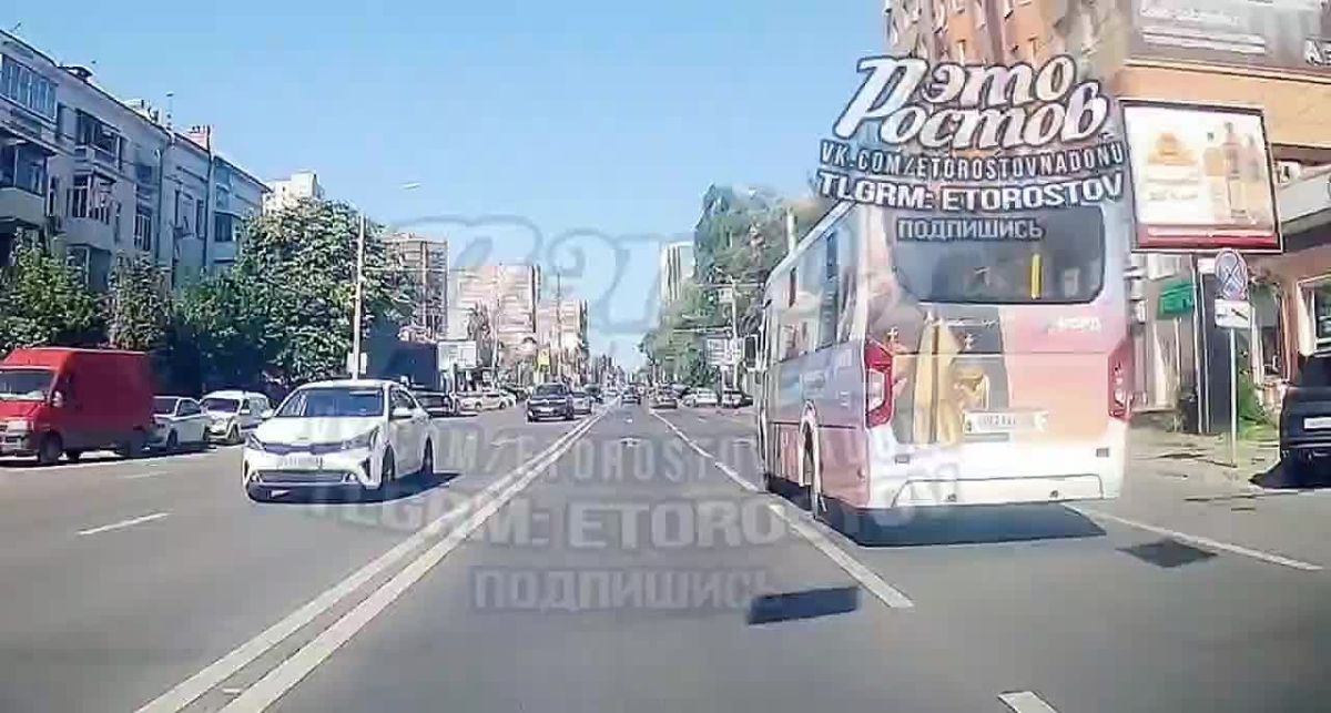 Стена аварийного дома рухнула на машину подрядчика в Ростове