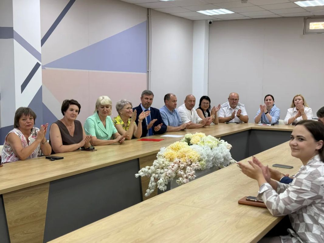 Встретился с руководителями образовательных учреждений Батайска Встретился с руководителями образовательных учреждений Батайска