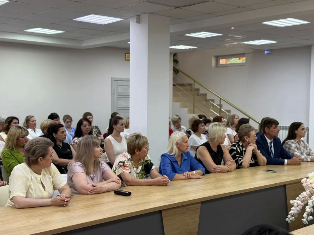 Встретился с руководителями образовательных учреждений Батайска Встретился с руководителями образовательных учреждений Батайска