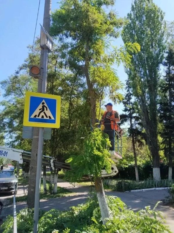 Коммунальные службы Волгодонска ежедневно приводят в порядок дороги, скверы и дворы Коммунальные службы Волгодонска ежедневно приводят в порядок дороги, скверы и дворы