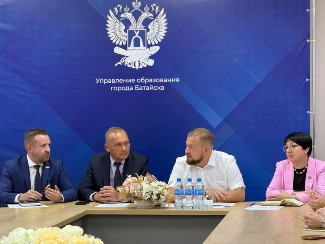 Встретился с руководителями образовательных учреждений Батайска Встретился с руководителями образовательных учреждений Батайска