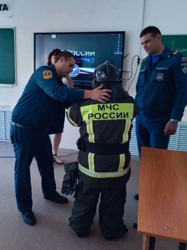 А вы когда-нибудь мечтали примерить форму пожарного? А вы когда-нибудь мечтали примерить форму пожарного?