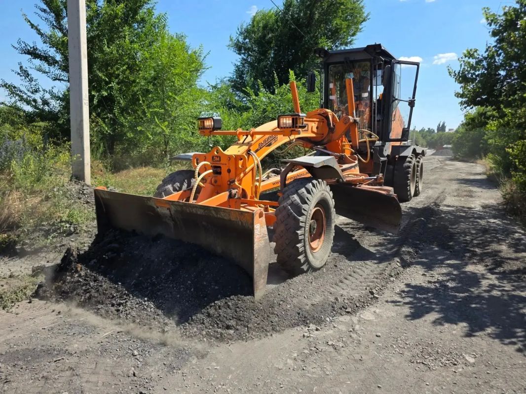 В поселке Аюта продолжаются работы по улучшению дорожной сети В поселке Аюта продолжаются работы по улучшению дорожной сети
