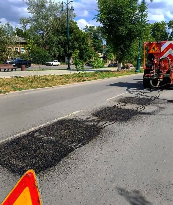 Продолжается ямочный ремонт городских улиц — важная часть нашей работы по поддержанию дорог в безопасном и комфортном состоянии Продолжается ямочный ремонт городских улиц — важная часть нашей работы по поддержанию дорог в безопасном и комфортном состоянии