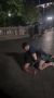 Два драчуна устроили ночной поединок под яйцами в центре Ростова