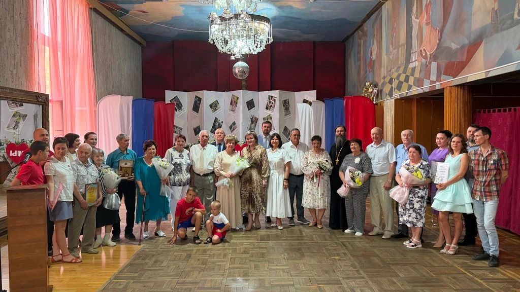 В Шахтах прошел праздник в честь Дня семьи, любви и верности В Шахтах прошел праздник в честь Дня семьи, любви и верности