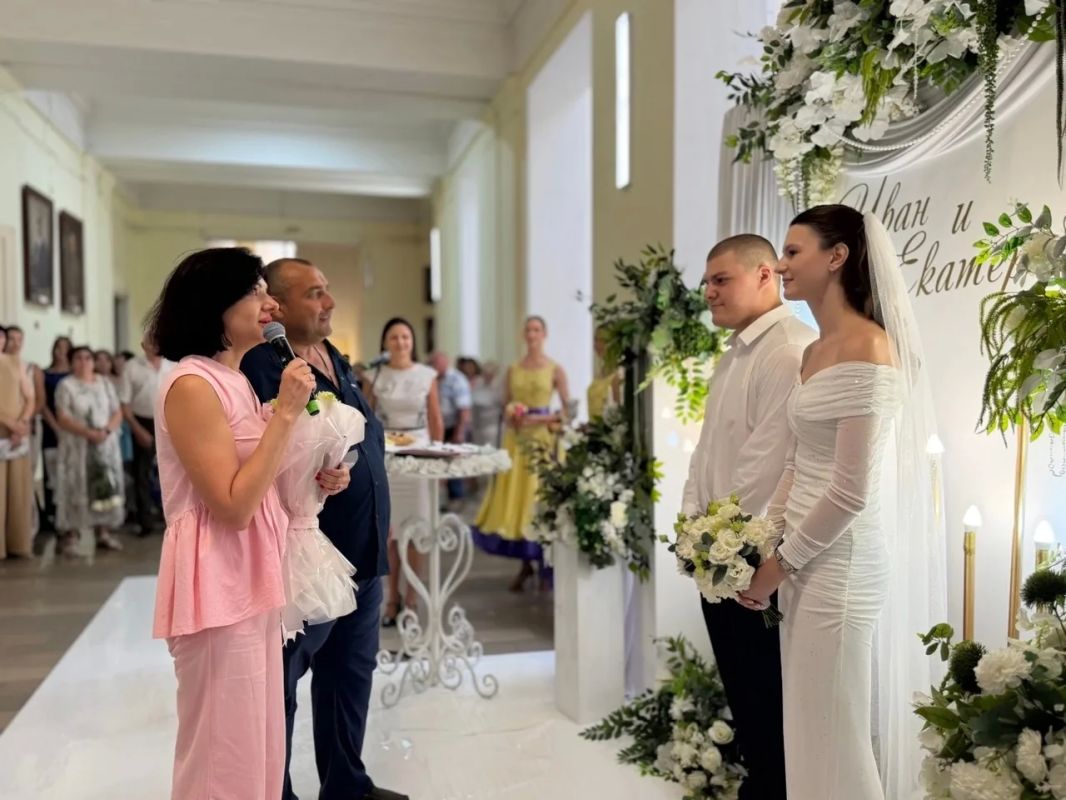 В День семьи, любви и верности в Южно-Российском государственном политехническом университете (НПИ) имени Матвея Платова впервые в истории вуза состоялась торжественная церемония регистрации брака В День семьи, любви и верности в Южно-Российском государственном политехническом университете (НПИ) имени Матвея Платова впервые в истории вуза состоялась торжественная церемония регистрации брака