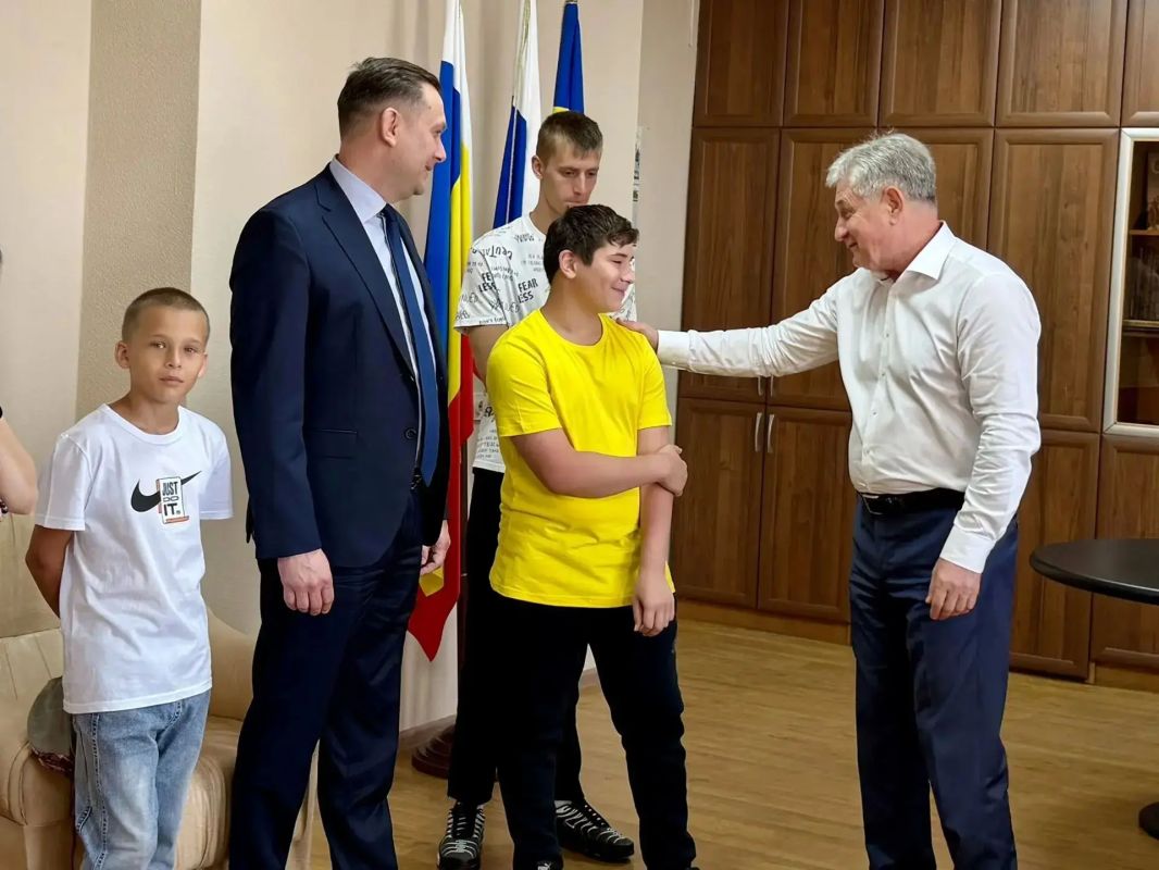 Сегодня, как и обещал, провёл экскурсию по зданию Администрации и городской Думы для ребят из Центра помощи детям № 1 и № 8 Сегодня, как и обещал, провёл экскурсию по зданию Администрации и городской Думы для ребят из Центра помощи детям № 1 и № 8