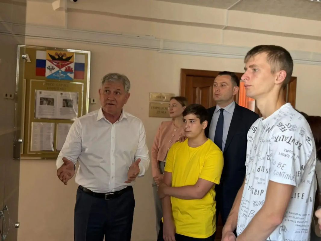 Сегодня, как и обещал, провёл экскурсию по зданию Администрации и городской Думы для ребят из Центра помощи детям № 1 и № 8 Сегодня, как и обещал, провёл экскурсию по зданию Администрации и городской Думы для ребят из Центра помощи детям № 1 и № 8