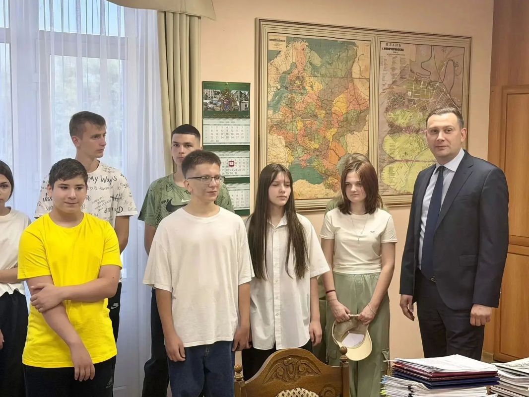 Сегодня, как и обещал, провёл экскурсию по зданию Администрации и городской Думы для ребят из Центра помощи детям № 1 и № 8 Сегодня, как и обещал, провёл экскурсию по зданию Администрации и городской Думы для ребят из Центра помощи детям № 1 и № 8