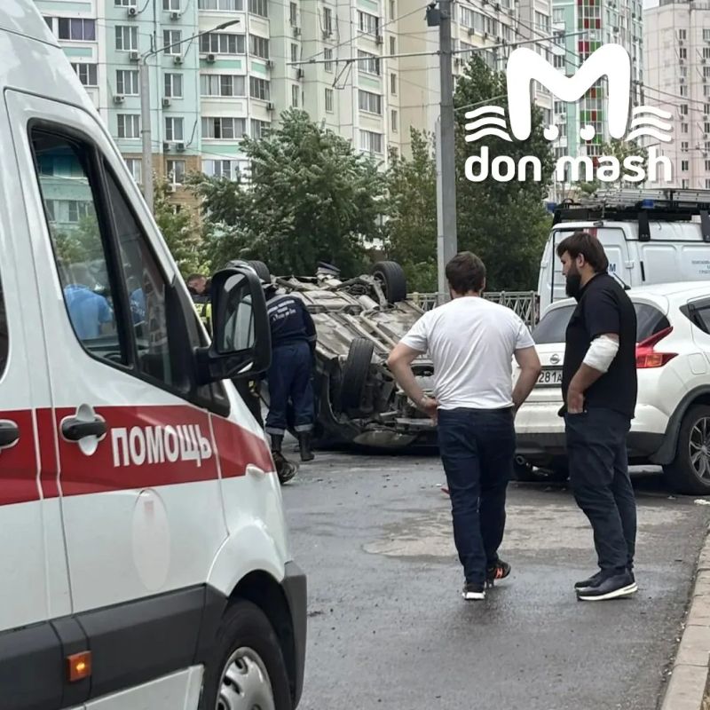 Легковушка перевернулась на Ерёменко в Ростове Легковушка перевернулась на Ерёменко в Ростове