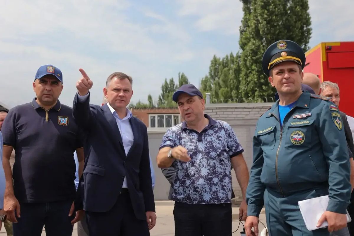 Юрий Слюсарь: После Таганрога поехал в Азов, где также продолжается ликвидация возгораний нефтепродуктов. На местах развернуты оперативные штабы МЧС. Запасов пены необходимой для тушения пожара достаточно Юрий Слюсарь: После Таганрога поехал в Азов, где также продолжается ликвидация возгораний нефтепродуктов. На местах развернуты оперативные штабы МЧС. Запасов пены необходимой для тушения пожара достаточно