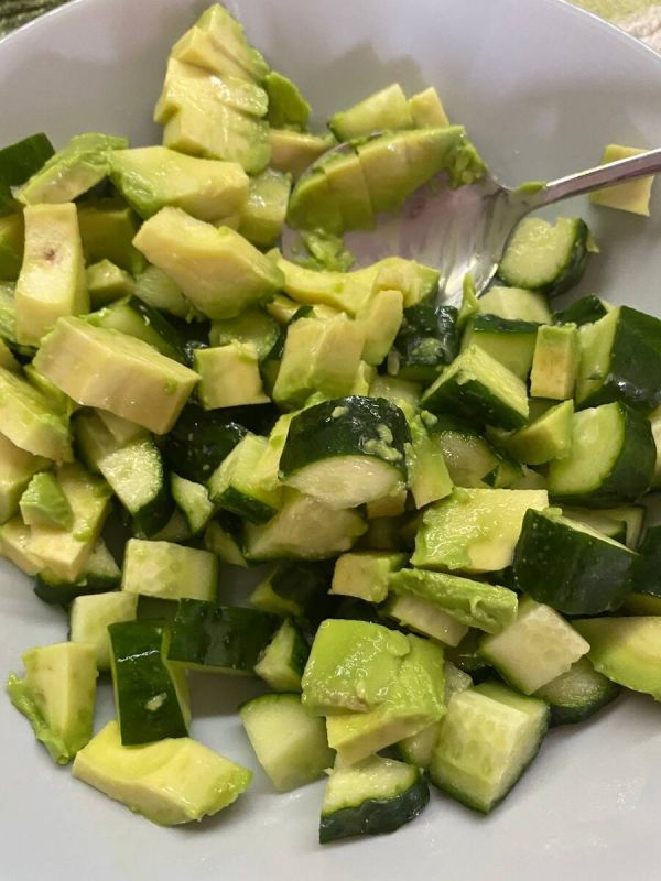 Салат с авокадо и огурцом: идеальное блюдо для жаркого дня