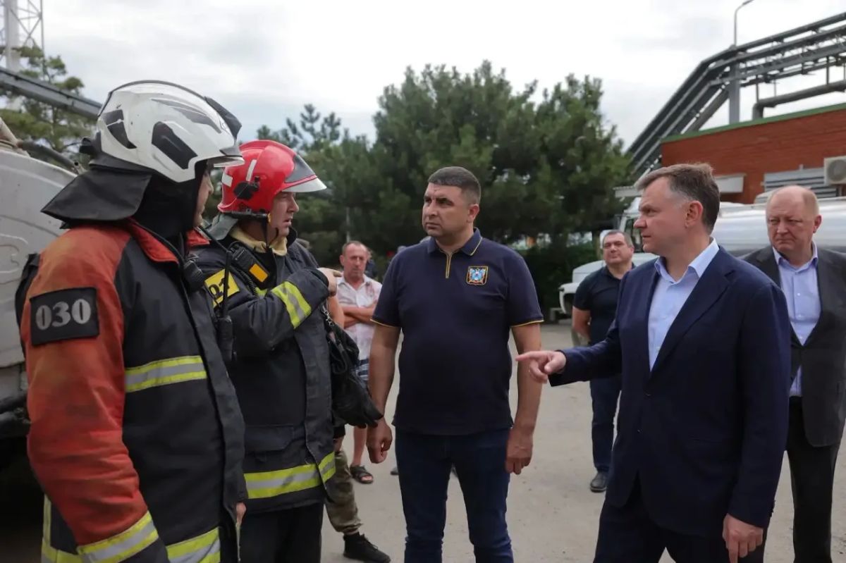 Юрий Слюсарь: После Таганрога поехал в Азов, где также продолжается ликвидация возгораний нефтепродуктов. На местах развернуты оперативные штабы МЧС. Запасов пены необходимой для тушения пожара достаточно Юрий Слюсарь: После Таганрога поехал в Азов, где также продолжается ликвидация возгораний нефтепродуктов. На местах развернуты оперативные штабы МЧС. Запасов пены необходимой для тушения пожара достаточно