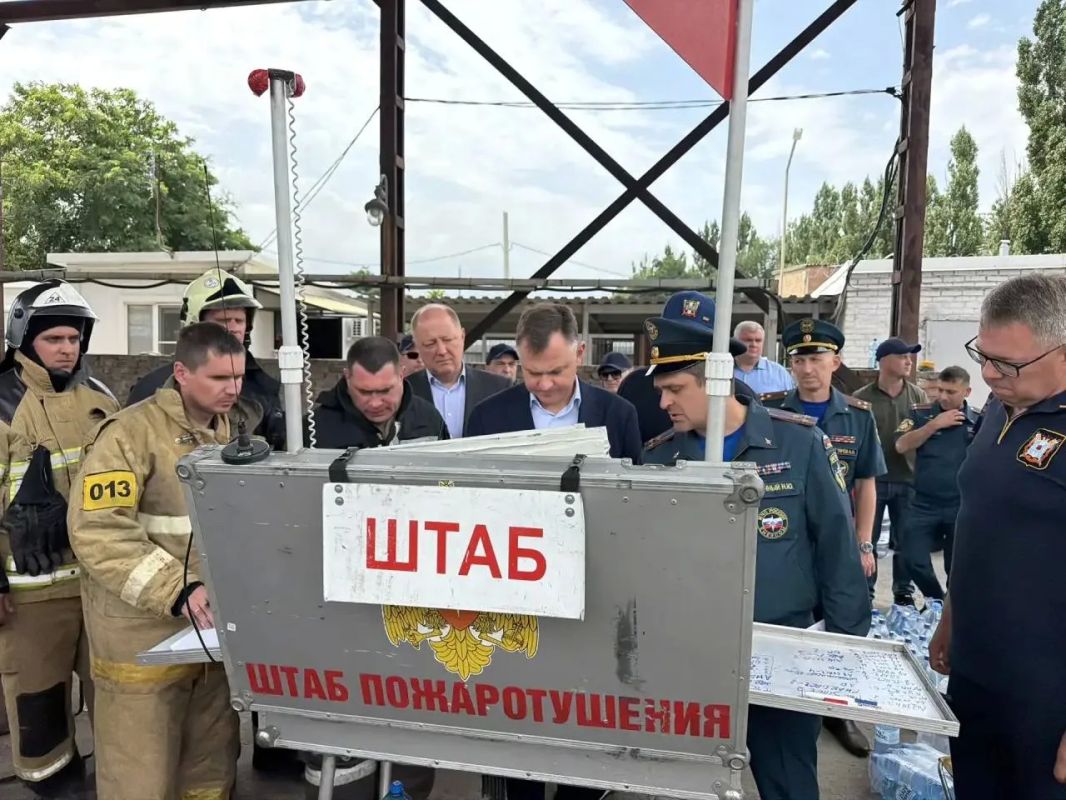 Пожарные продолжают бороться с последствиями ночной атаки в Азове: фото с места происшествия Пожарные продолжают бороться с последствиями ночной атаки в Азове: фото с места происшествия
