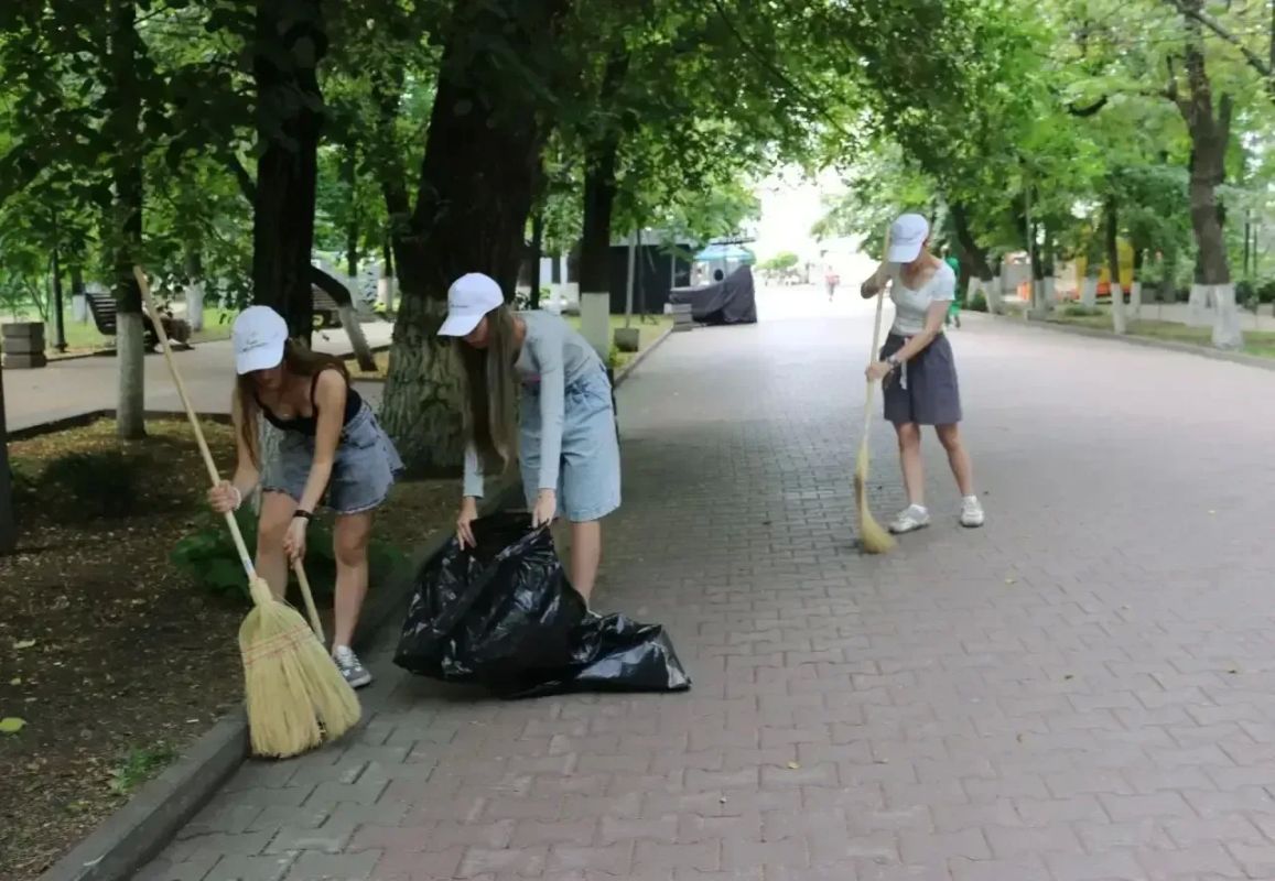 В Ростове школьники и студенты от 14 лет могут подработать в парках культуры и отдыха, а также в зоопарке благодаря программе летней занятости В Ростове школьники и студенты от 14 лет могут подработать в парках культуры и отдыха, а также в зоопарке благодаря программе летней занятости