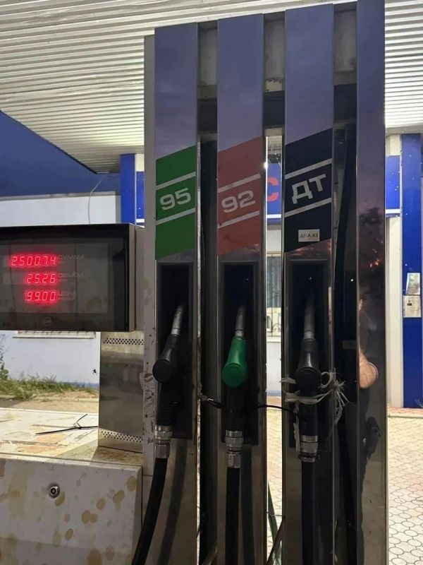 В Ростовской области поймали спекулянта, который ночью разливал топливо в пластиковую тару В Ростовской области поймали спекулянта, который ночью разливал топливо в пластиковую тару