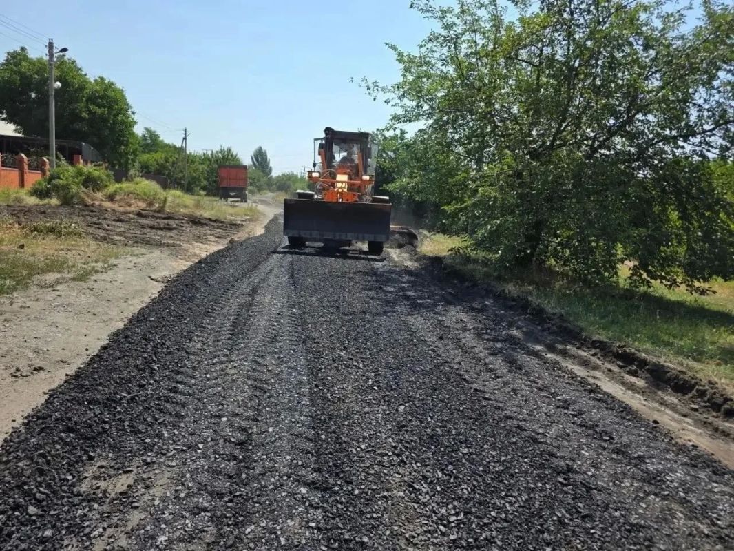 В поселках Аюта и Поповка в городе Шахты ведутся работы по выравниванию грунтовых дорог В поселках Аюта и Поповка в городе Шахты ведутся работы по выравниванию грунтовых дорог
