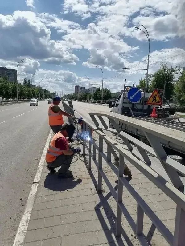 Чтобы предотвратить гибель деревьев и кустарников под палящим солнцем, коммунальные службы проводят усиленный полив: ДСиГХ и ИП Гвоздь М.В. полили зеленые насаждения на ул. Ленина, бульваре Тягливого, проспектах Строителей и... Чтобы предотвратить гибель деревьев и кустарников под палящим солнцем, коммунальные службы проводят усиленный полив: ДСиГХ и ИП Гвоздь М.В. полили зеленые насаждения на ул. Ленина, бульваре Тягливого, проспектах Строителей и...