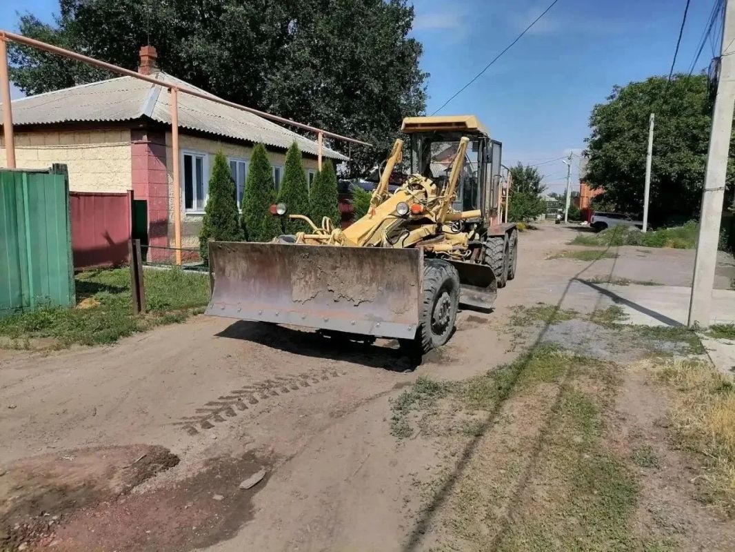 В поселках Аюта и Поповка в городе Шахты ведутся работы по выравниванию грунтовых дорог В поселках Аюта и Поповка в городе Шахты ведутся работы по выравниванию грунтовых дорог