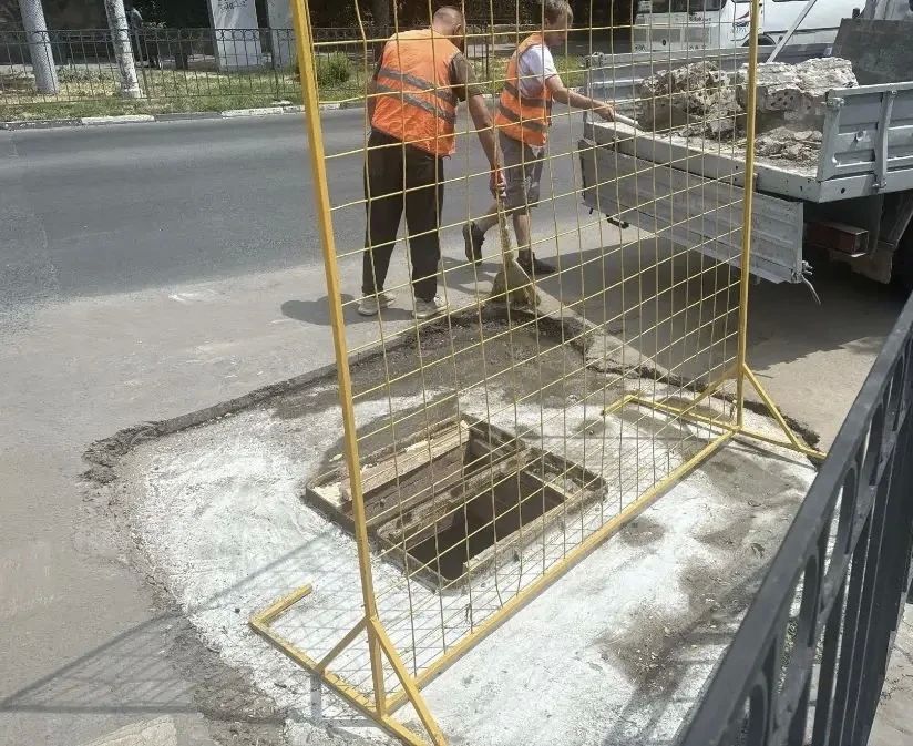Также продолжаем приводить в порядок систему ливневой канализации в центральной части города Также продолжаем приводить в порядок систему ливневой канализации в центральной части города