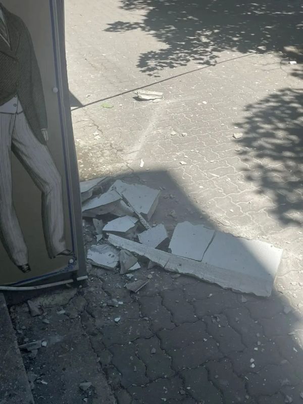 В Ростове на 2й линии обрушивается фасад жилого дома — под угрозой пешеходы В Ростове на 2й линии обрушивается фасад жилого дома — под угрозой пешеходы
