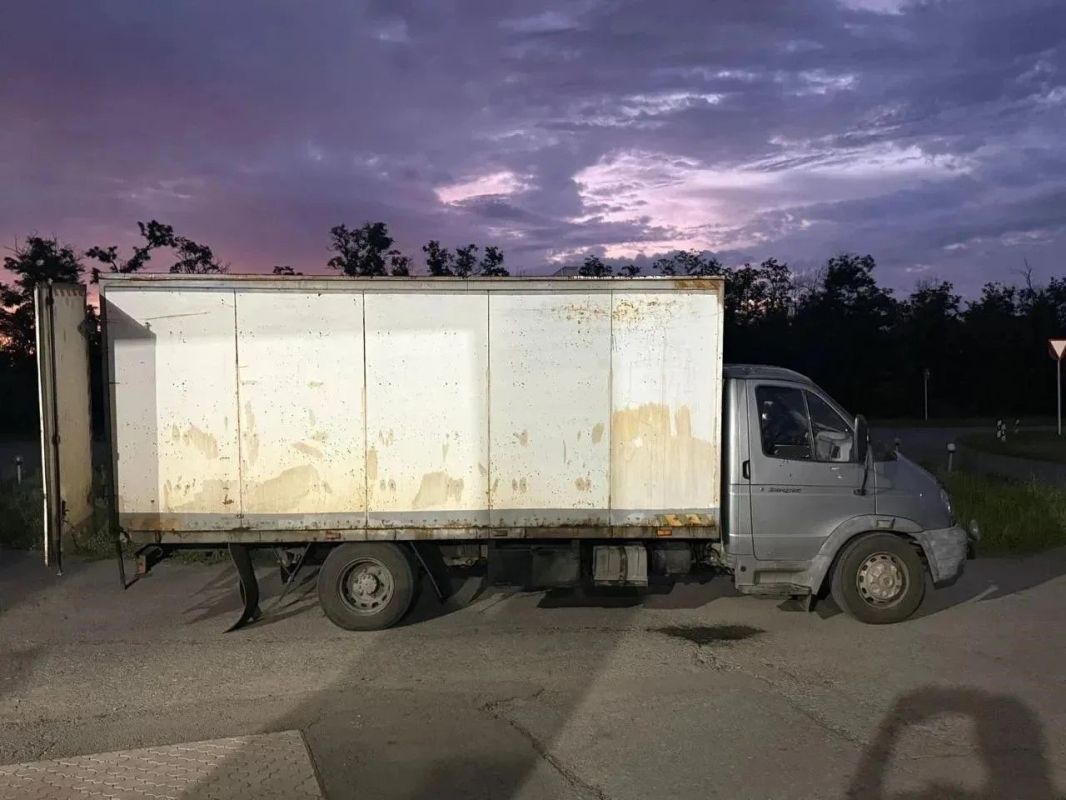 В Ростовской области поймали спекулянта, который ночью разливал топливо в пластиковую тару