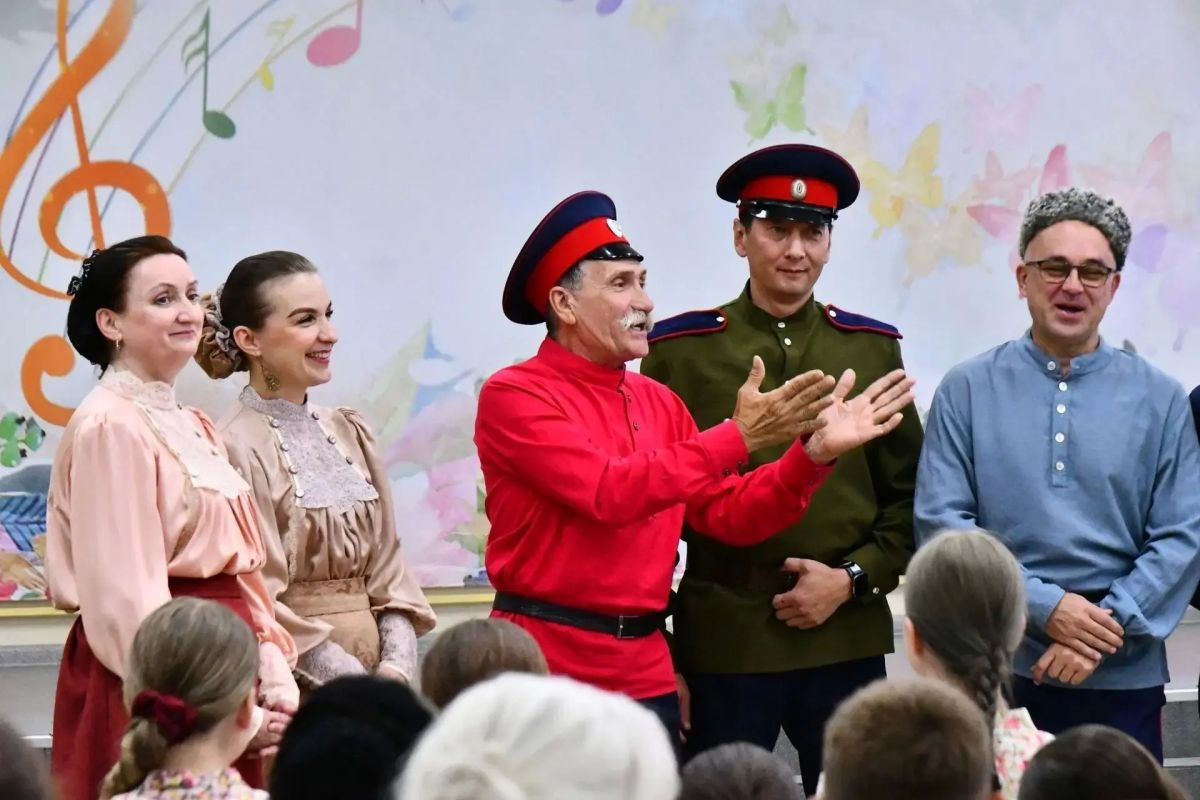 С 7 по 8 июля в городе Ейске состоялся VIII Межрегиональный фестиваль семейного творчества «Под покровом Петра и Февронии», приуроченный ко Дню семьи, любви и верности С 7 по 8 июля в городе Ейске состоялся VIII Межрегиональный фестиваль семейного творчества «Под покровом Петра и Февронии», приуроченный ко Дню семьи, любви и верности