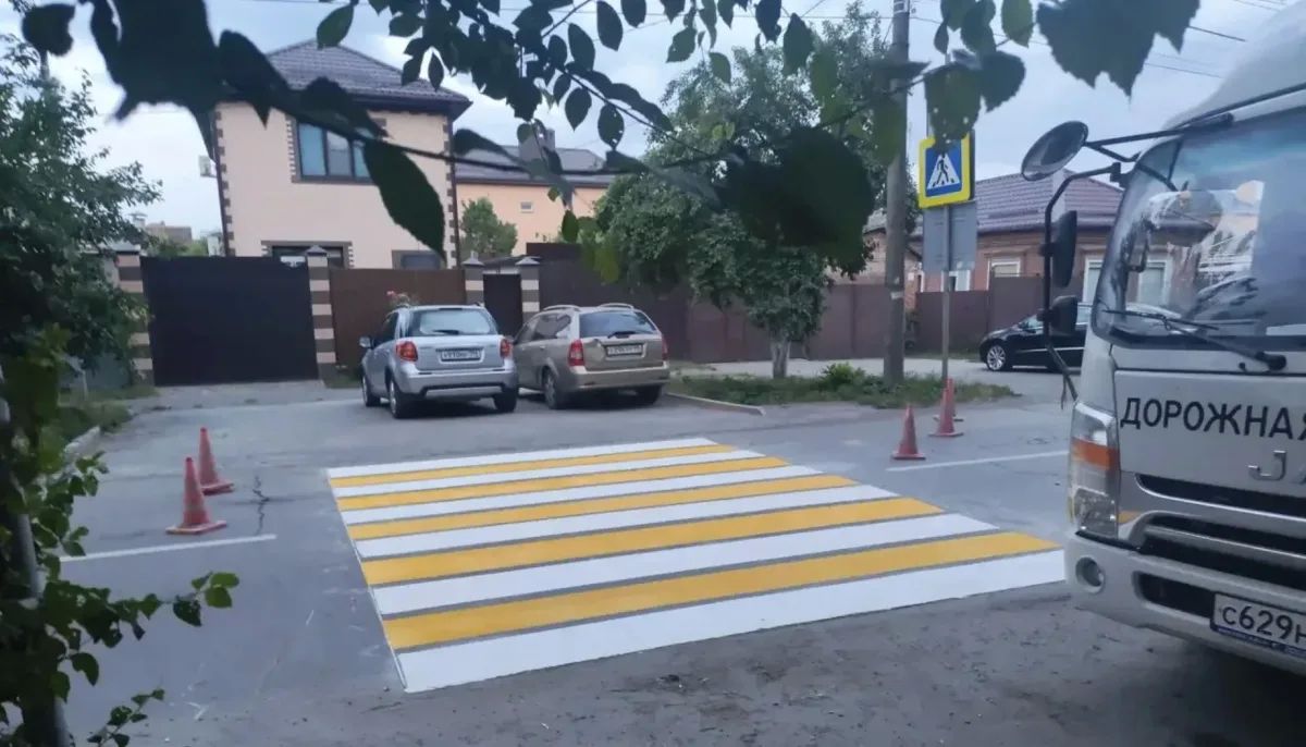 В Батайске продолжают обновлять дорожную разметку В Батайске продолжают обновлять дорожную разметку