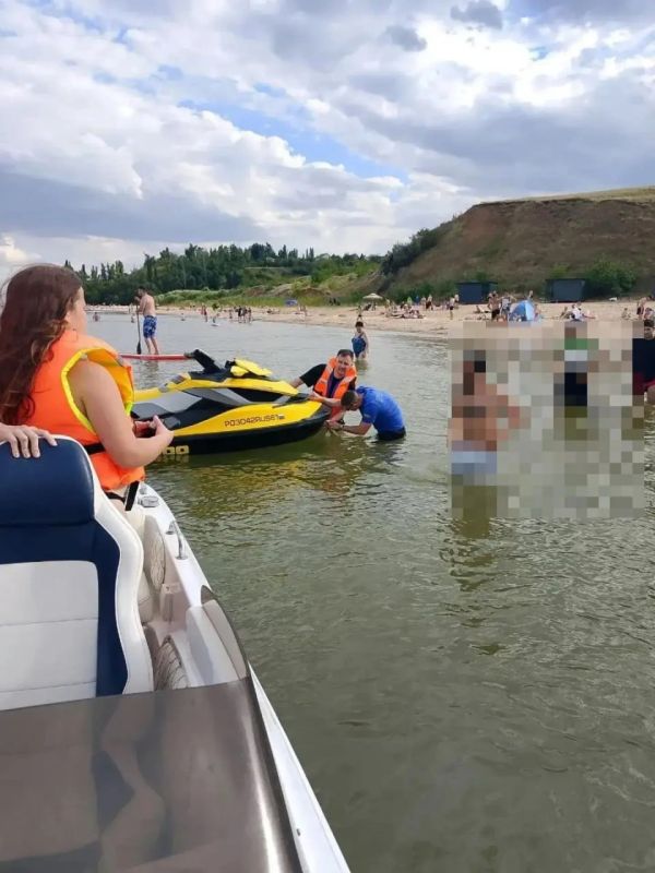 На Цимлянском водохранилище перевернулся гидроцикл с детьми на «ватрушке»