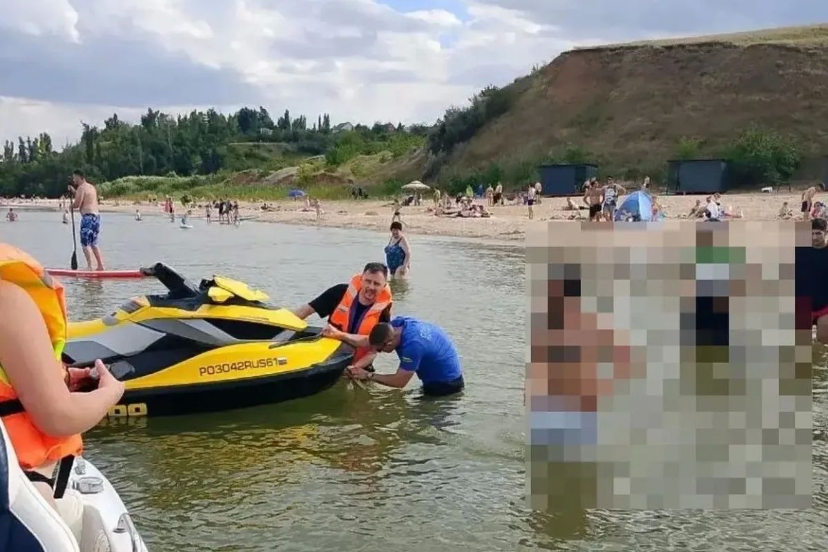 Водитель гидроцикла опрокинул "ватрушку" с четырьмя детьми на Цимлянском водохранилище Водитель гидроцикла опрокинул "ватрушку" с четырьмя детьми на Цимлянском водохранилище