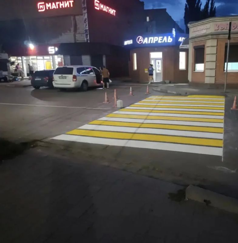 В Батайске продолжают обновлять дорожную разметку В Батайске продолжают обновлять дорожную разметку