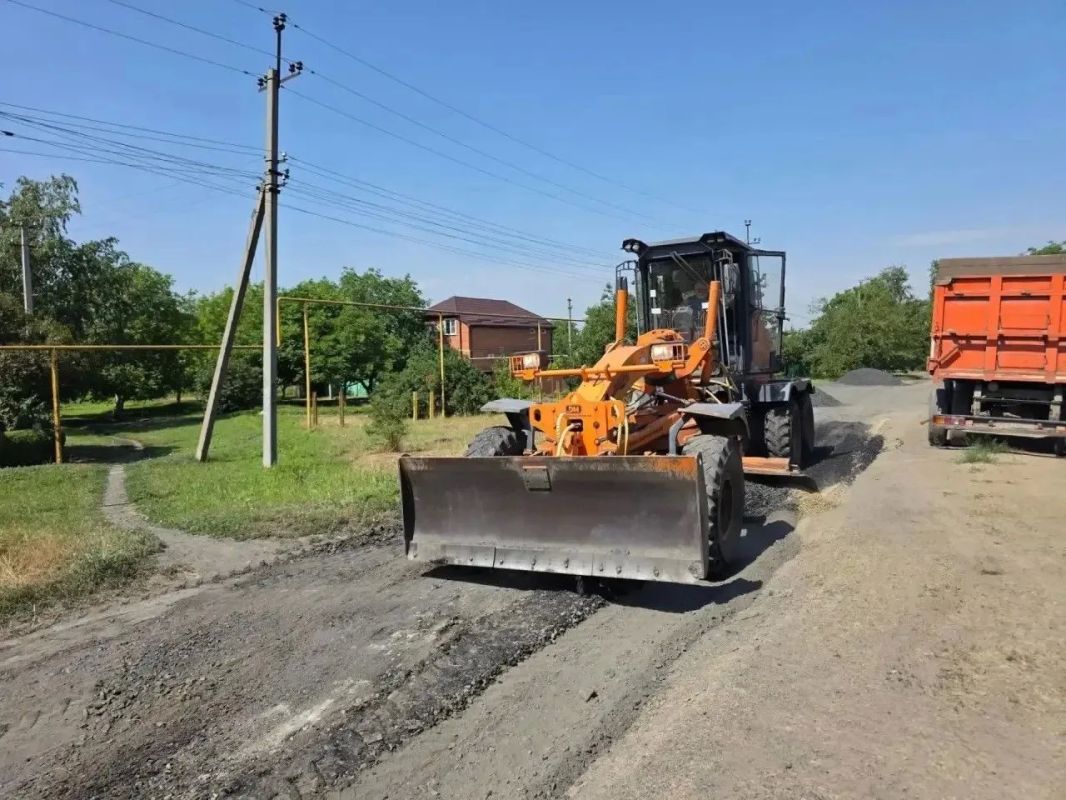 В поселках Аюта и Поповка в городе Шахты ведутся работы по выравниванию грунтовых дорог В поселках Аюта и Поповка в городе Шахты ведутся работы по выравниванию грунтовых дорог