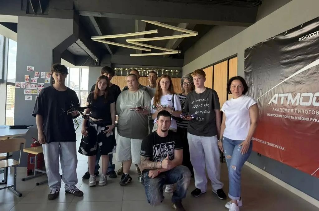 По инициативе Председателя Законодательного Собрания Ростовской области Александра Ищенко для воспитанников Ростовского центра помощи детям № 10 организовали мастер-класс по пилотированию дронами