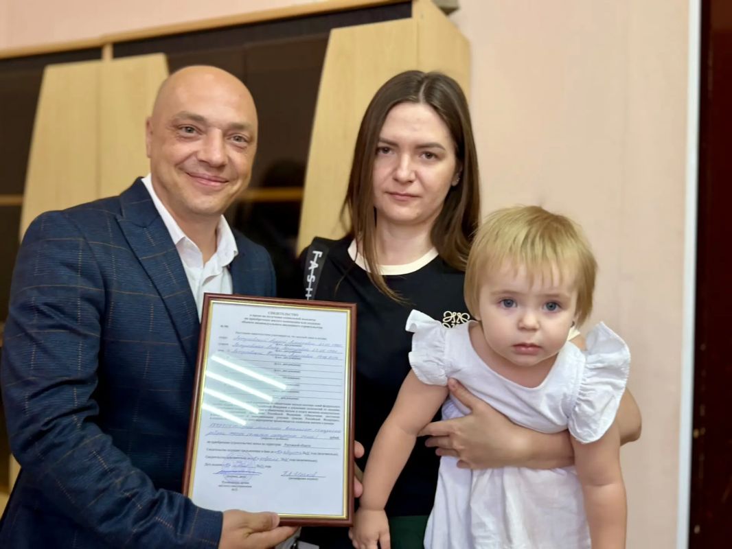 В администрации Новочеркасска состоялась торжественная церемония вручения свидетельств на получение социальной выплаты для приобретения или строительства жилья В администрации Новочеркасска состоялась торжественная церемония вручения свидетельств на получение социальной выплаты для приобретения или строительства жилья