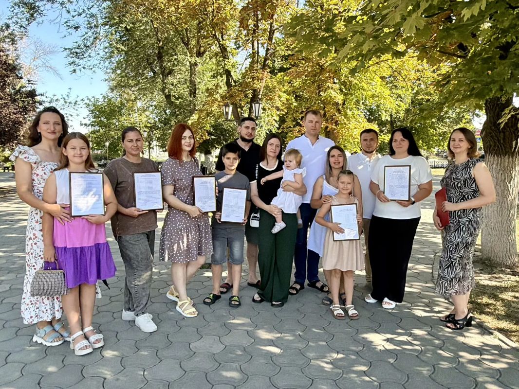 В администрации Новочеркасска состоялась торжественная церемония вручения свидетельств на получение социальной выплаты для приобретения или строительства жилья В администрации Новочеркасска состоялась торжественная церемония вручения свидетельств на получение социальной выплаты для приобретения или строительства жилья