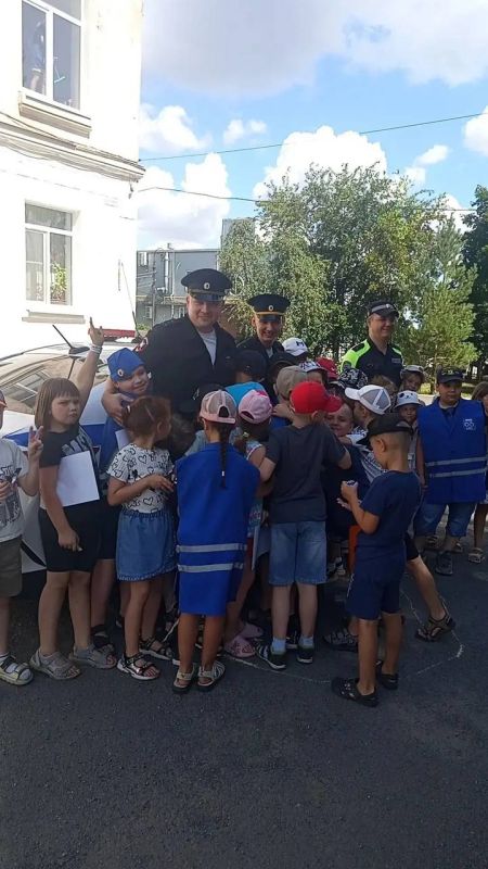 «Безопасные каникулы». В целях снижения детского дорожно транспортного травматизма, сотрудниками ДОБ ДПС Госавтоинспекции №2 ГУ МВД России по Ростовской области, совместно с командой ЮПИД пришкольного лагеря «Одуванчик»... «Безопасные каникулы». В целях снижения детского дорожно транспортного травматизма, сотрудниками ДОБ ДПС Госавтоинспекции №2 ГУ МВД России по Ростовской области, совместно с командой ЮПИД пришкольного лагеря «Одуванчик»...