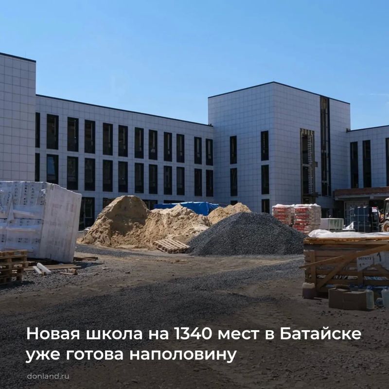 Продолжается строительство новой школы на 1340 мест с агротехническим уклоном в Батайске по ул. Ставропольской, 50. Все работы ведутся по графику