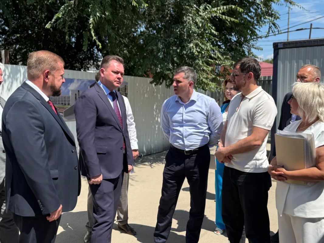 Вместе с заместителем губернатора Ростовской области Андреем Фатеевым и министром образования Ростовской области Викторией Чернышовой обсудили развитие системы образования Батайска