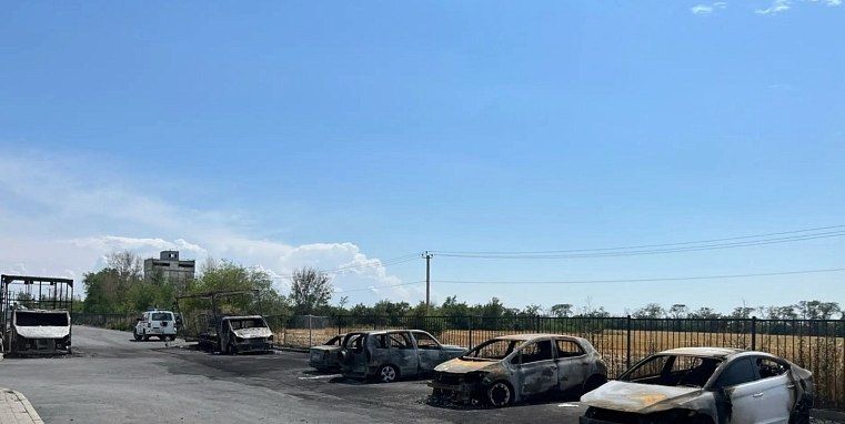 7 автомобилей сгорели на стоянке в Неклиновском районе Ростовской области из-за кустарной заправки с топливом, пострадал один человек