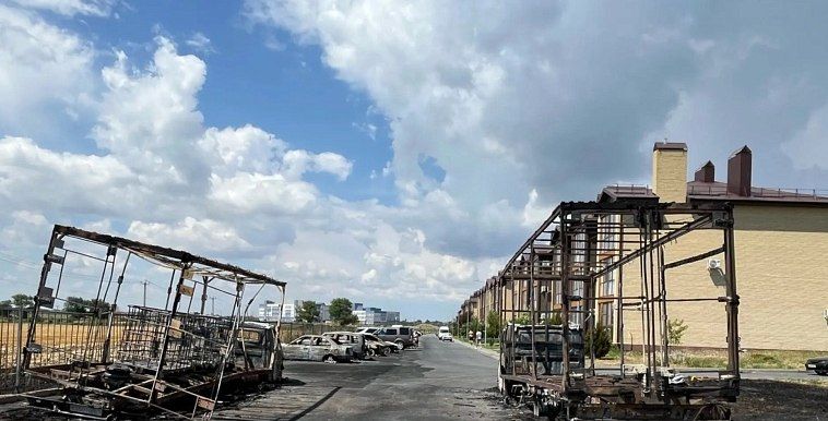 7 автомобилей сгорели на стоянке в Неклиновском районе Ростовской области из-за кустарной заправки с топливом, пострадал один человек 7 автомобилей сгорели на стоянке в Неклиновском районе Ростовской области из-за кустарной заправки с топливом, пострадал один человек