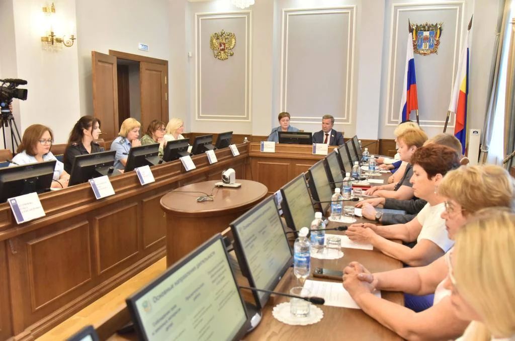 В Законодательном собрании Ростовской области состоялось общественное обсуждение отчета о деятельности Уполномоченного по правам ребенка за 2025 год