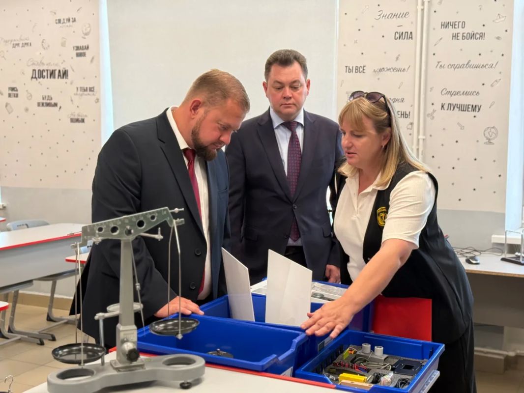 Вместе с заместителем губернатора Ростовской области Андреем Фатеевым и министром образования Ростовской области Викторией Чернышовой обсудили развитие системы образования Батайска Вместе с заместителем губернатора Ростовской области Андреем Фатеевым и министром образования Ростовской области Викторией Чернышовой обсудили развитие системы образования Батайска