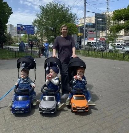 Родители редкой тройни рассказали, как умудряются отдыхать с детьми Родители редкой тройни рассказали, как умудряются отдыхать с детьми