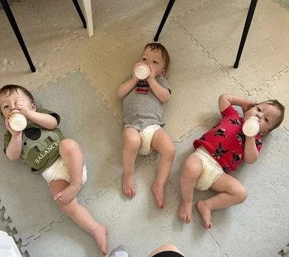 Родители редкой тройни рассказали, как умудряются отдыхать с детьми Родители редкой тройни рассказали, как умудряются отдыхать с детьми