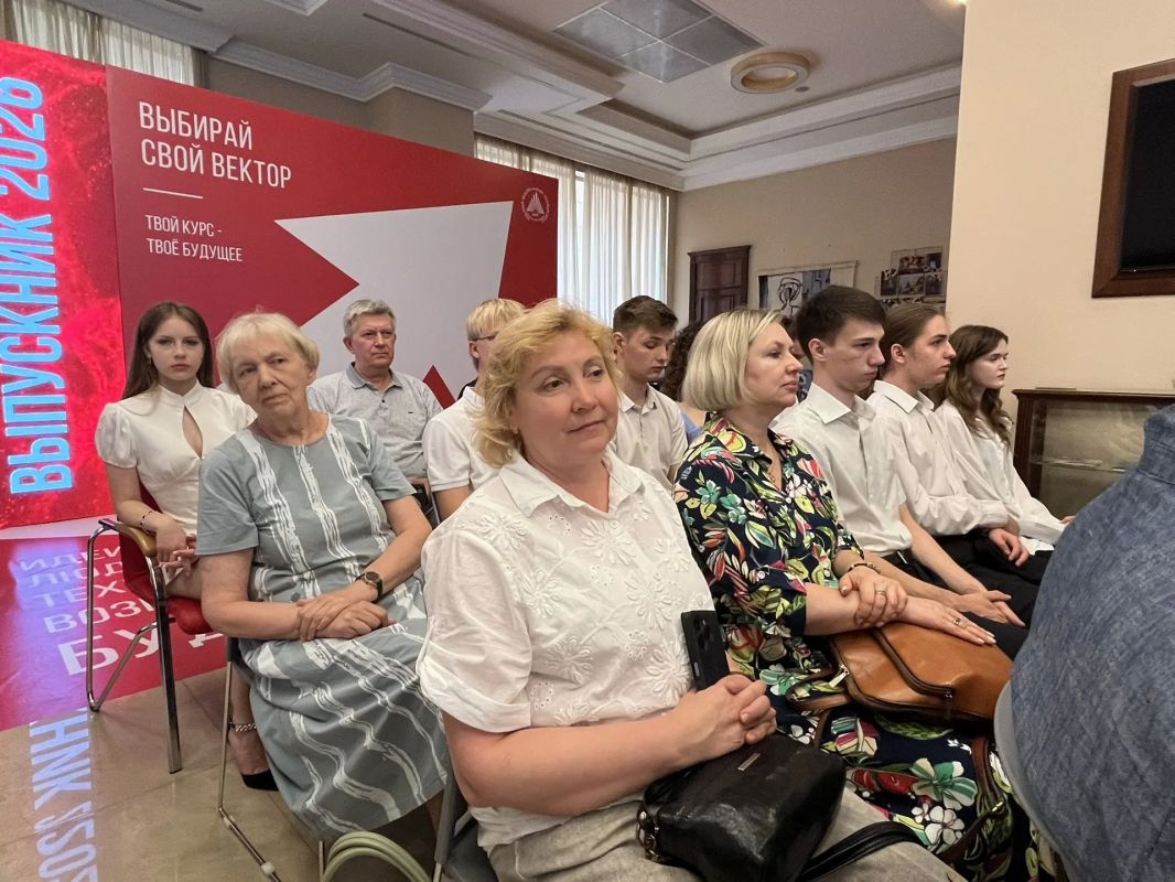 Продолжаем делиться атмосферой с награждения Лучших выпускников! Продолжаем делиться атмосферой с награждения Лучших выпускников!