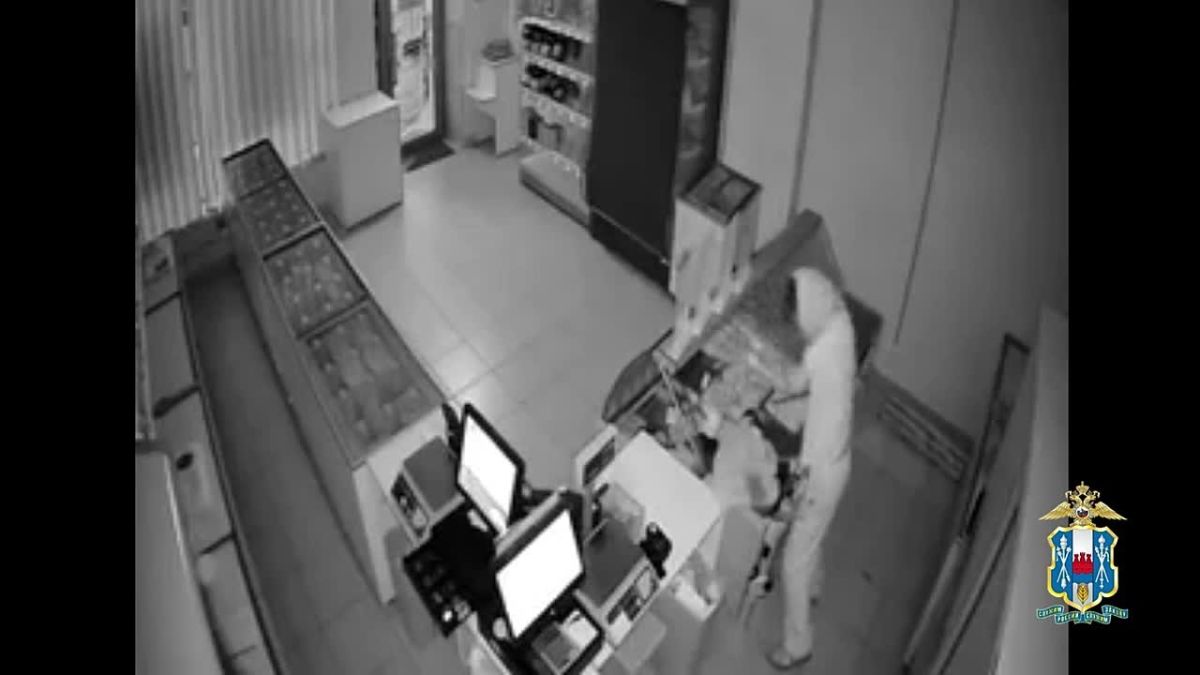 Мужчина ограбил магазин на 14 тысяч и прихватил палку колбасы