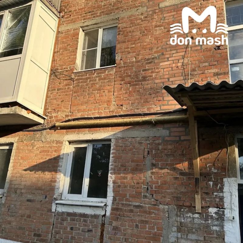 Шахтинская многоэтажка покрывается сквозными трещинами, а УК вместо нормального капремонта лишь установила козырек над подъездом